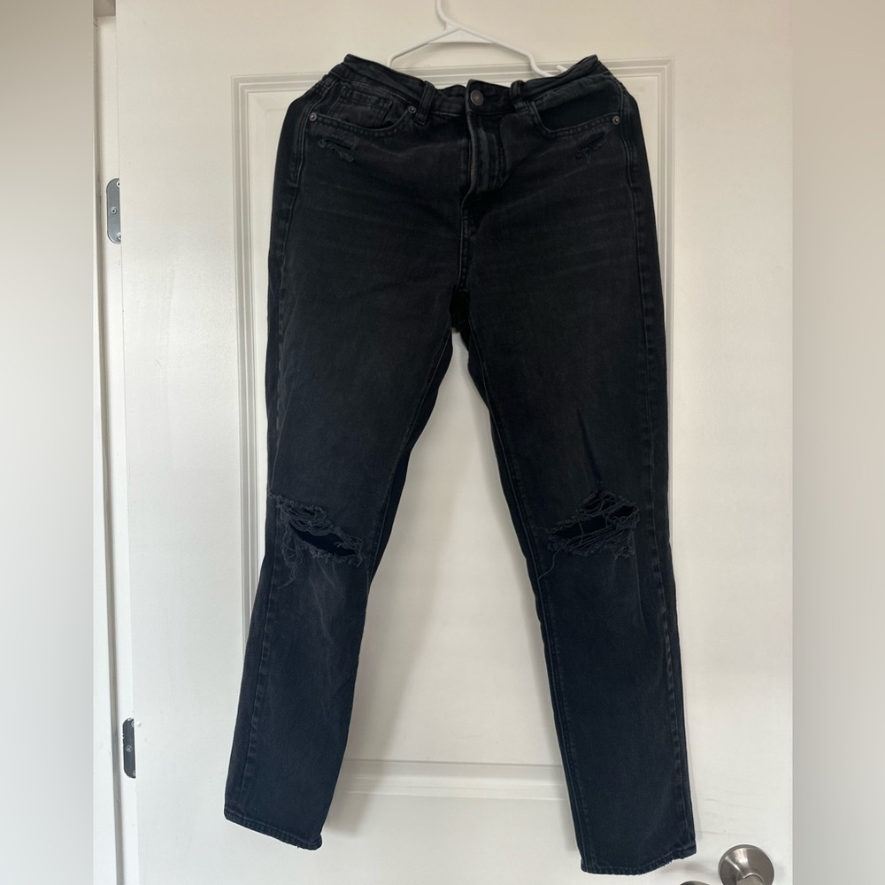 Black Mom Jeans, ripped knees